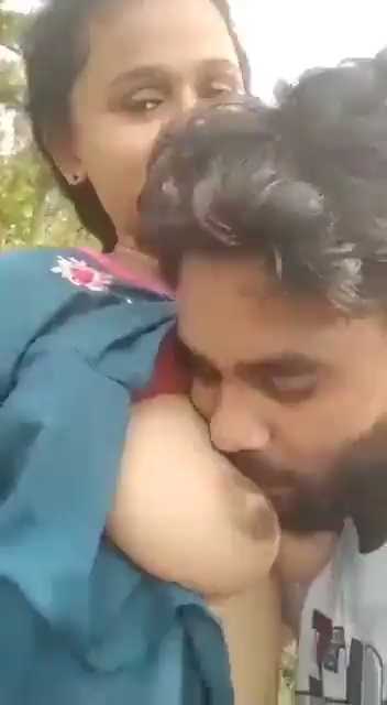 Sucking GF’s Boobs in the Park